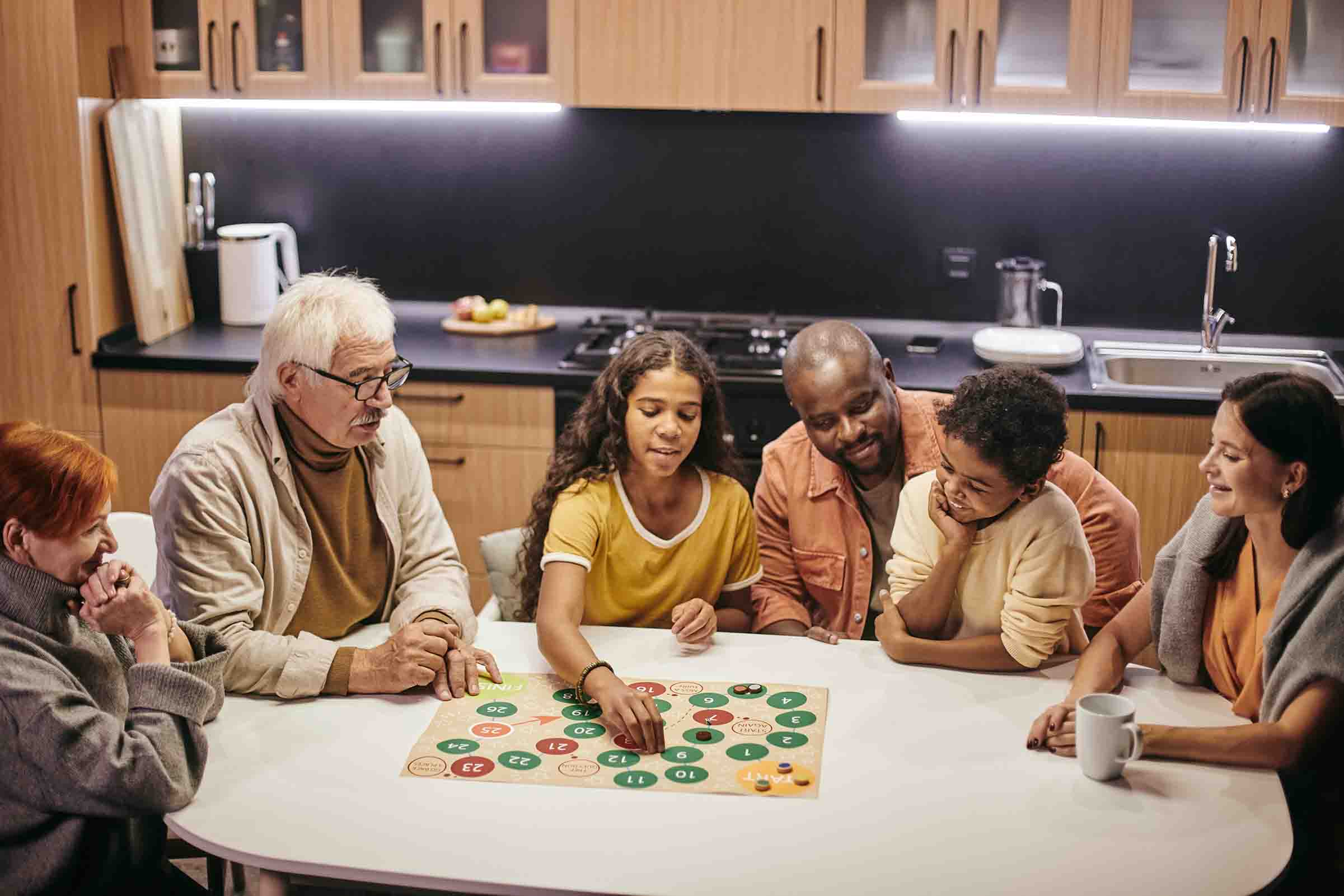 Jogo de tabuleiro Ludo: o que é, regras e benefícios para a mente infantil